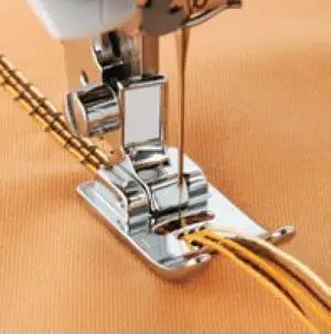 Части за домакински шевни машини Brother прижимная лапка за шнур с 5 дупки 9903 (XC1962002)